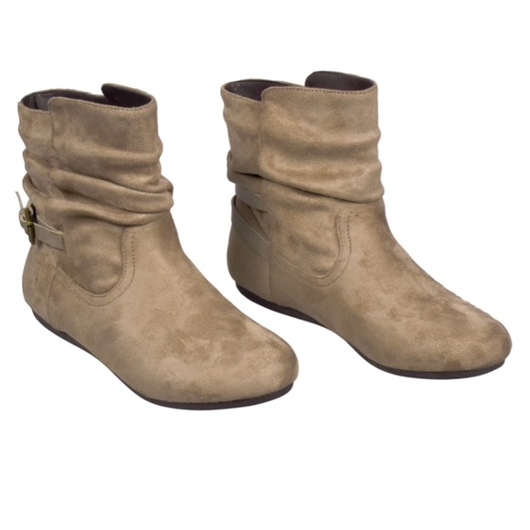 Shoes - 🍭NWOT Tan Suede Booties